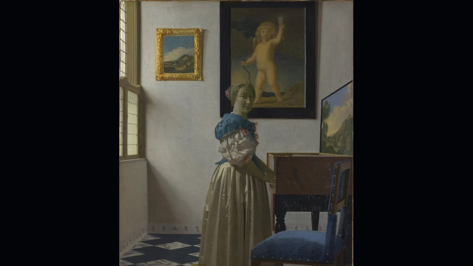 Vermeer《A Young Woman standing at a Virginal》全画：女子立在键盘前，空椅、窗光与墙上画作围成安静室内。