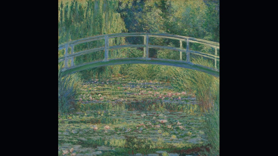 Monet《The Water-Lily Pond》全画：绿色拱桥横跨睡莲水面，垂柳与水中倒影围住桥身。