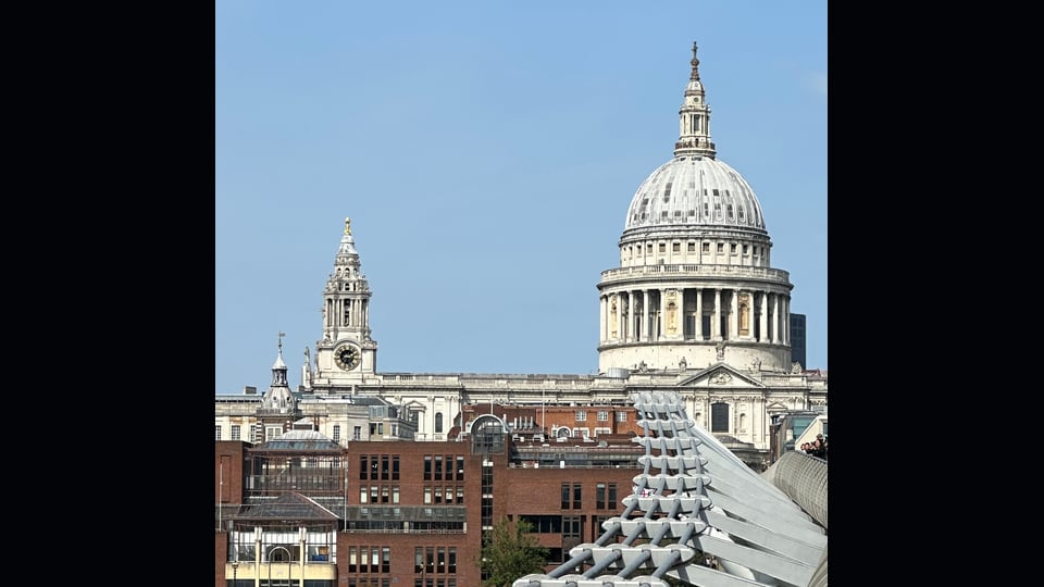 Millennium Bridge 的金属结构指向远处 St Paul’s Cathedral 的圆顶。